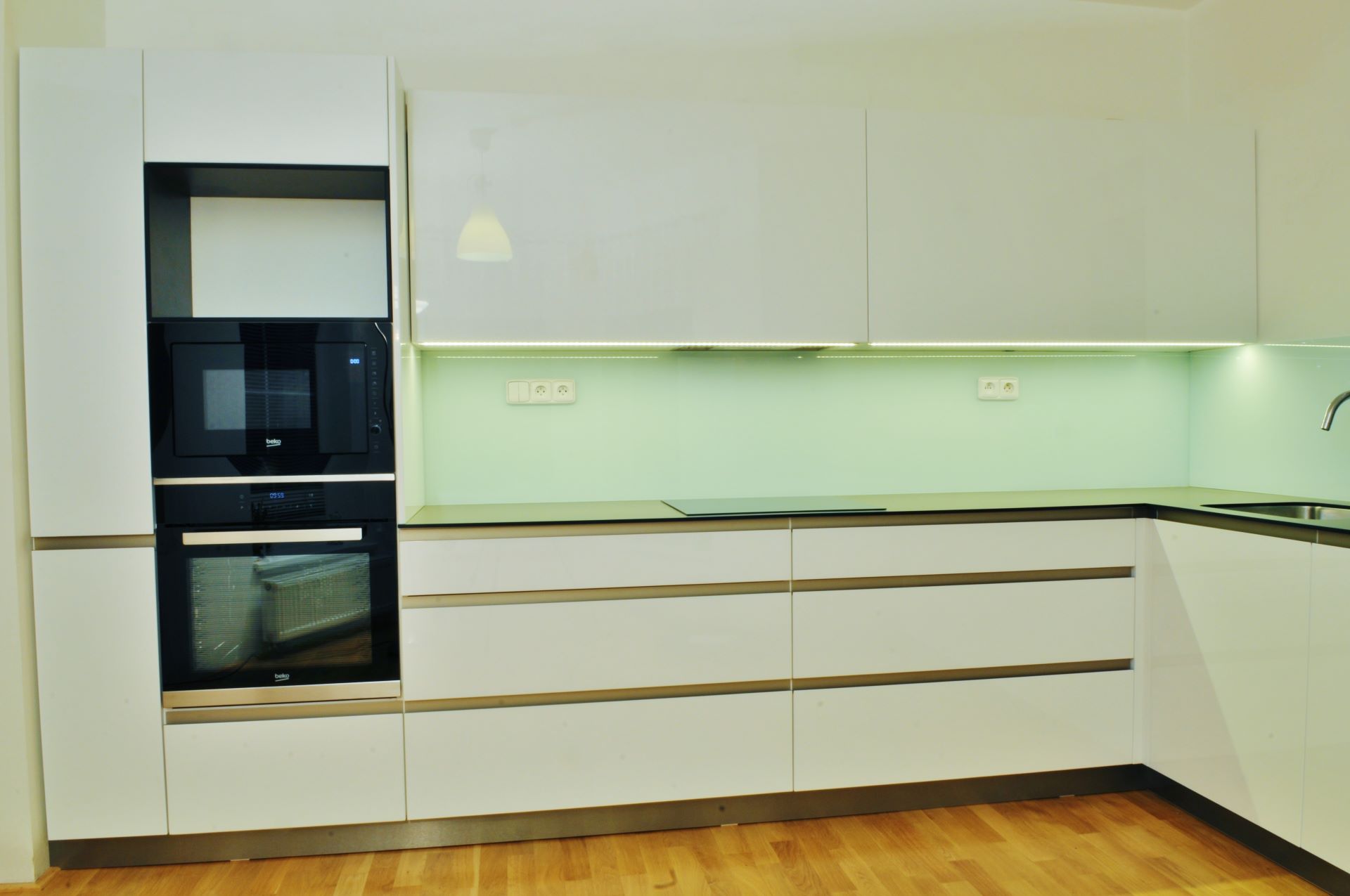 Lesklý lak, luxusní integrované narážecí profily, kompaktní laminát, Lacobel