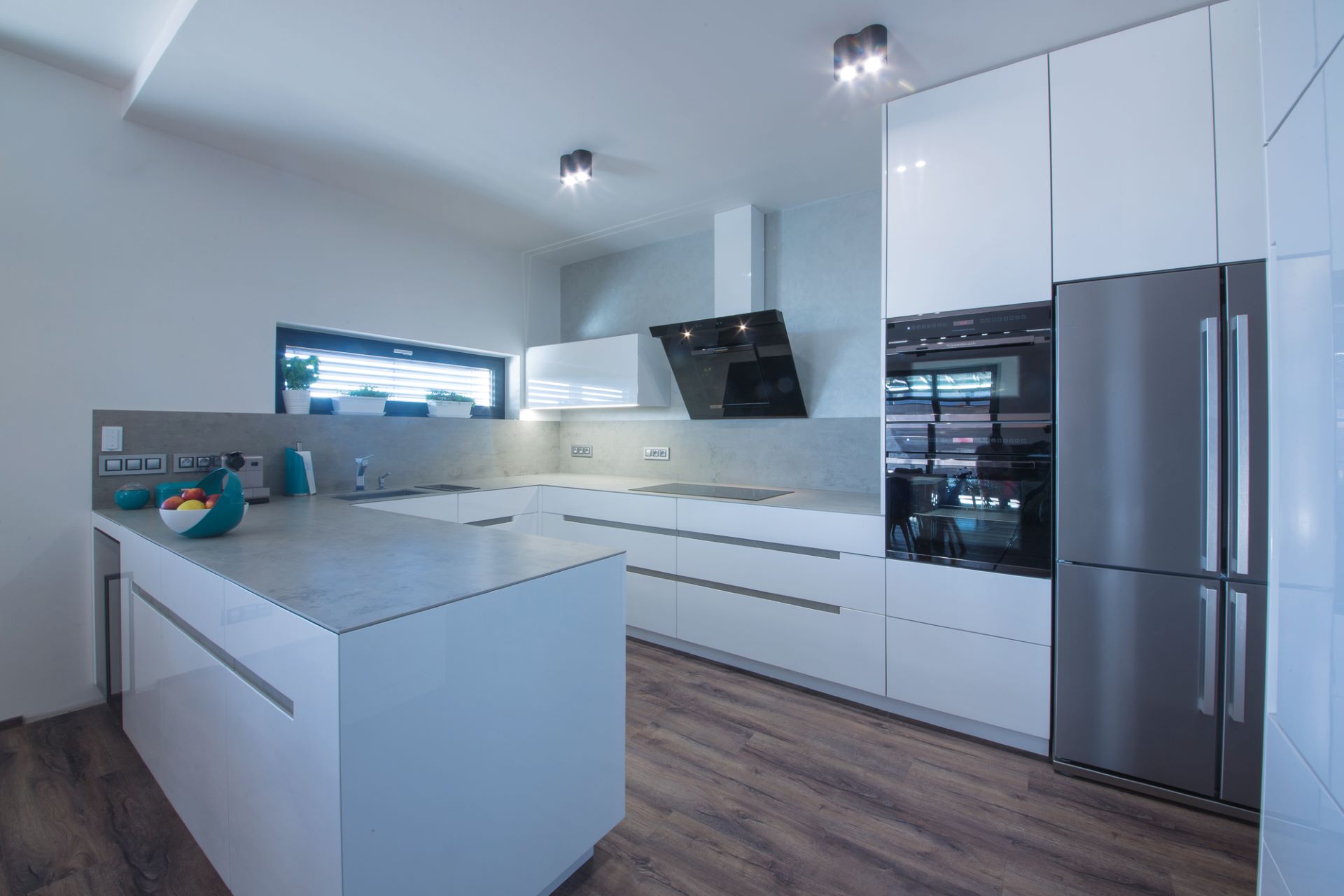 Luxusní designová bílá kuchyň, keramická deska v dekoru beton, ostatní nábytek